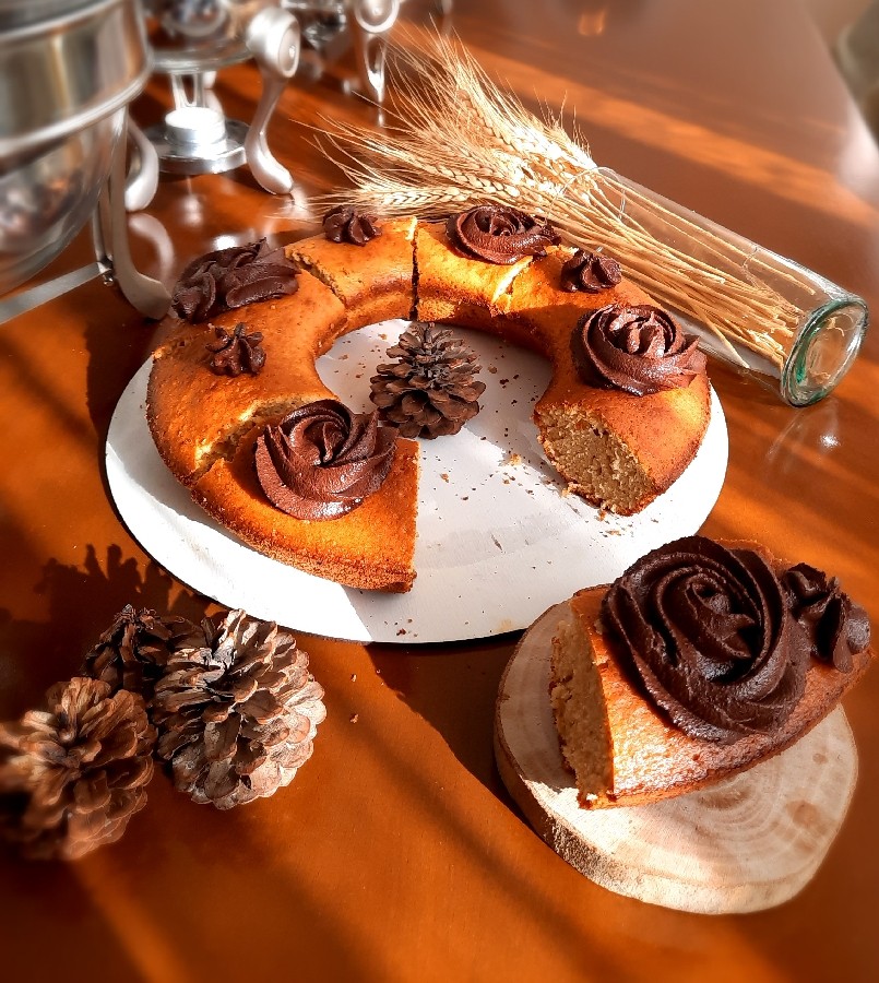 عکس کیک خونگی با طعم قهوه و تزئین باتر کریم شکلاتی 