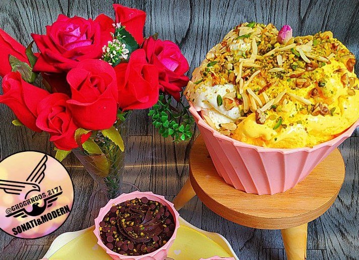 عکس بستنی سنتی وانیلی زعفرونی مغزی گردو پسته بادام ورق بزنید