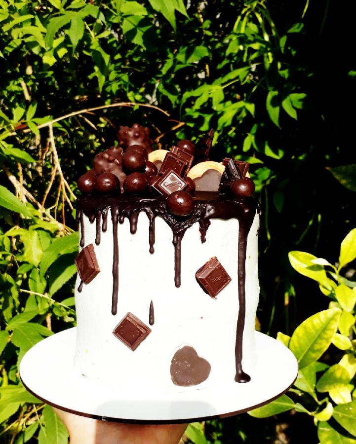 کیک خامه ای با تزیین شکلات