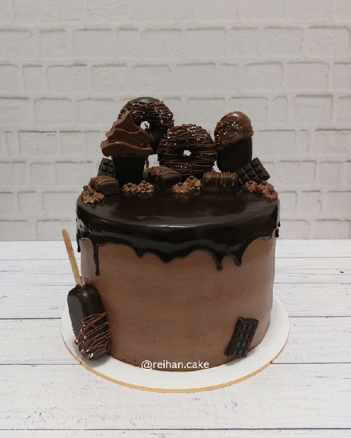 عکس کیک شکلاتی با تزیبن پاپسیکل 