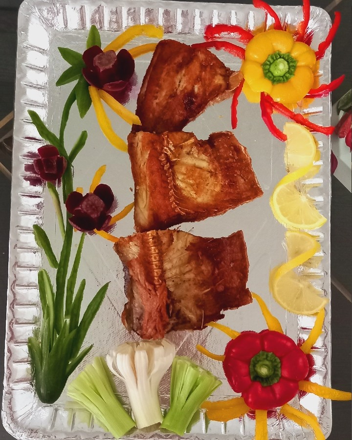 ماهی سرخ کرده با دورچین بشقاب