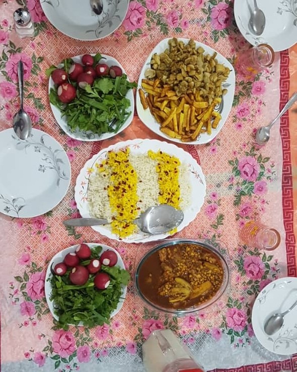 عکس غذای دورهمی قیمه زرشک پلو