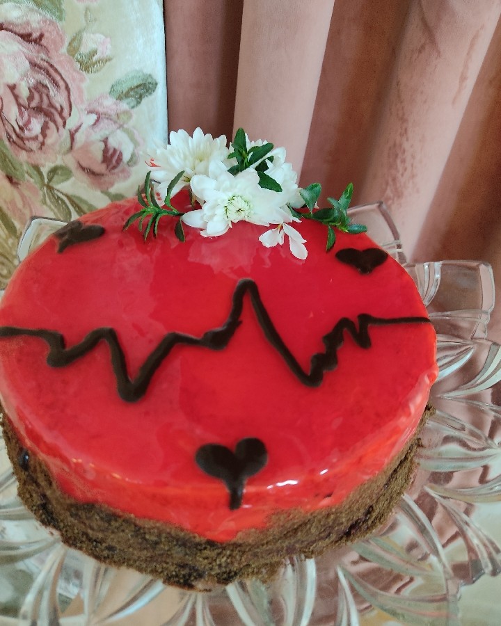 عکس کیک اسفنجی با فیلینگ موز و گردو و شکلات