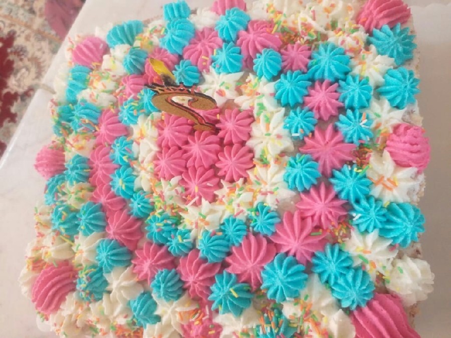 کیک تولد خودم 
کیک دورنگ بین کیک موز و گردو ریخته بودم