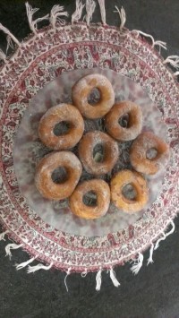 شیرینی دوناتی شکل با رویه نارگیلی