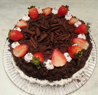 کیک اسفنجی بارویه گاناش وشکلات