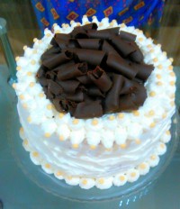 کیک اسفنجی با تزیین خامه