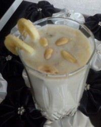 نوشیدنی موز و بادام هندی