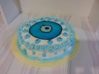 کیک اسفنجی با تزیین خامه وژله ی ترسیمی