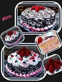 کیک موزی باتزیین خامه ی توت فرنگی