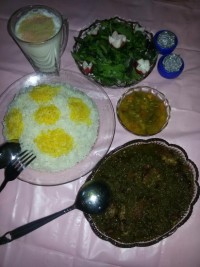 خورشت قورمه سبزی و برنج زعفرانی