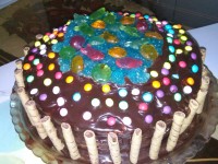 کیک با تزئین گاناش وشکورول واسمارتیز