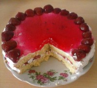 کیک اسفنجی با روکش خامه و ژله توت فرنگی