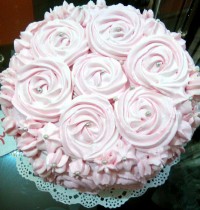 کیک اسفنجی با تزیین خامه