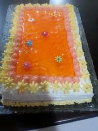 کیک اسفنجی با روکش خامه و ژله