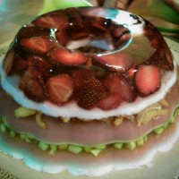 اینم ی ژله دیگه با میوه و بستنی