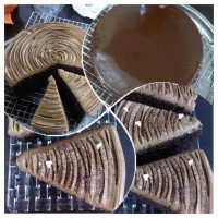 کیک شکلاتی با روکش سس شکلات و کرم کاپوچینو