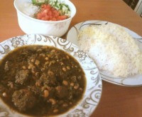 قورمه سبزی با برنج زعفرونی و سالادشیرازی