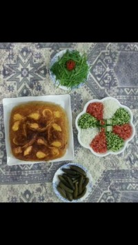 ماکارونی با ته دیگ سیب زمینی و سالاد شیرازی