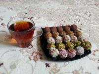 خرما تزیین شده و چای