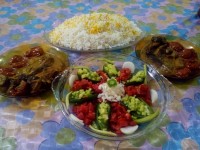 خورشت بادمجان وسالادشیرازی برای نهارامروز جاتون خالی دوستان پاپیونی خوشحال می شم بقیه کارام ببینین