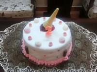 کیک رنگین کمان شطرنجی با تزیین فوندات و خامه