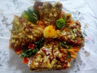 اینم قسمتی از پیتزای گوشت وقارچ باتزیینات سبزیجات