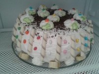 کیک اسفنجی باروکش خامه وتزیینات