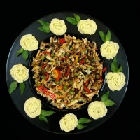 خوراک مرغ و قارچ وسبزیجات