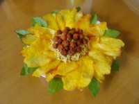 چیپس خونگی و تزیین با کلم پلو،به شکل گل آفتابگردان