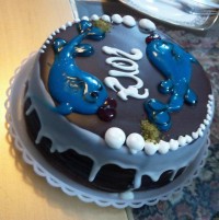 کیک اسفنجی با تزیین گاناش دورنگ و ژله بریلو