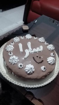 کیک شیفون با رویه ی خامه وگاناش بامغز گردووموز! همه کلی حال کردن!برای خونه دارشدن خواهرم درست کردم اسم خواهرزادم ساراست کلی ذوق کرد!.خییییلیییی خوووشمزه بود یه جورایی مزه ی کیک بستنی میداد ما چند ساعت گذاشتیم فریزر که حسابی خنک بشه! :-P