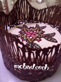 چیزکیک با تزیین پایپینگ ژل و سبد شکلاتی
