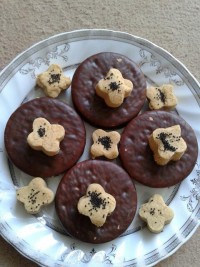 شیرینی شکلاتی مغزدار و نخودچی