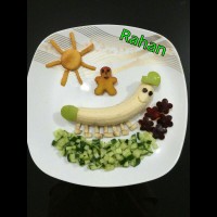 تزیین بشقاب میوه برای کوچولوها ،که گلاش از الو و آدمک وخورشیدشم از هلو وبقیه رو خودتون میدونید .عزیزان از بس عکسام بد موقع اومدن دیگه دارم ناامید میشم برای فرستادنشون،اما من همیشه با کامنتای پر محبتتون کلی انرژی میگیرم و واقعا ممنونم ازتون ، الان 2تا