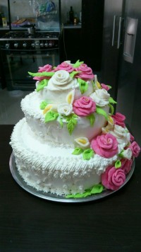 کیک خامه ای با گل فوندانت