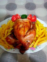 مرغ بریان و سیب زمینی سرخ شده