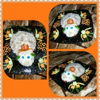 تزیین برنج (فلفل دلمه.هویج.سیب زمینی.خیار.پودرزیره)سعی کردم شکل گوسفند شه خخخخ