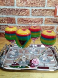 ژله راه راه. کار قبلی (ژله خرده شیشه) که زیاد لایک نخورد انشاءالله این لایک بخوره. موفق باشید ..