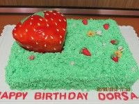 کیک تولد با تم توت فرنگی