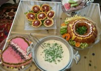 مهمانی دوستانه عکس از میز غذاها