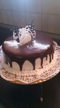 کیک با تزیین گاناش