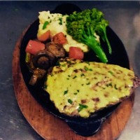 استیک با سس چیلی و گشنیز