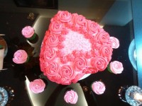 کیک با تزیین خامه