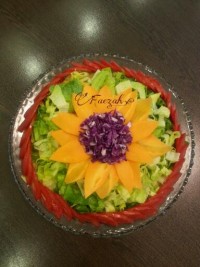 سالاد کاهو باتزیین گل آفتابگردان