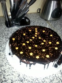 کیک خامه ای با روکش گاناش