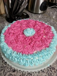 کیک خامه با تزیین گلهای خامه ای