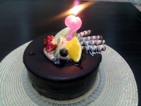 کیک اسفنجی با خامه و روگش گاناش