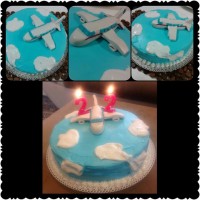 کیک اسفنجی با تزیین خامه و فوندانت