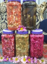 اینم ترشی های من....بادمجون شکم پر،سالاد زمستونی،کلم ترشی،ترشی ناز خاتون و ترشی هفت بیجار